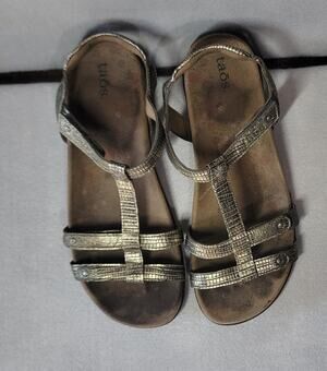 Taos Trophy 2 Metallic Embossed Leather Comfort Strappy Sandals Womens Size 9 40